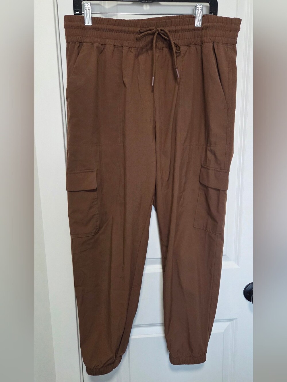 Women's Cargo Jogger Pants in Brown